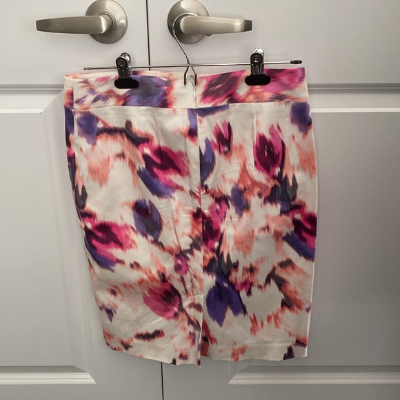 Calvin Klein. Size 2. Knee length skirt. Lightly worn. Good condition - Picture 2 of 2